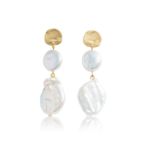 Elegant linear drop earrings featuring genuine flat pearls, perfect for adding sophistication to any outfit.
